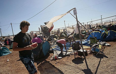 Benicassim campers return Campers return to the Benicassim campsite after the freak storms